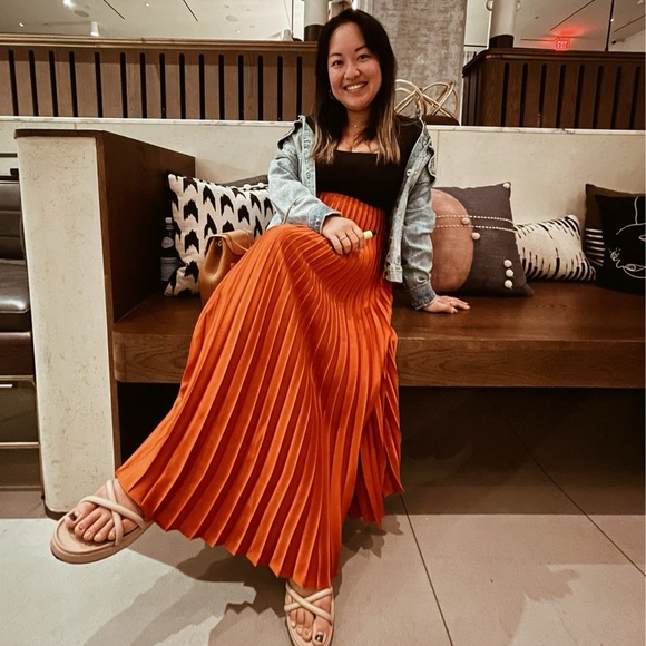 I’m your posher. I’m 32 years old and my style is constantly changing. - Picture 8 of 10